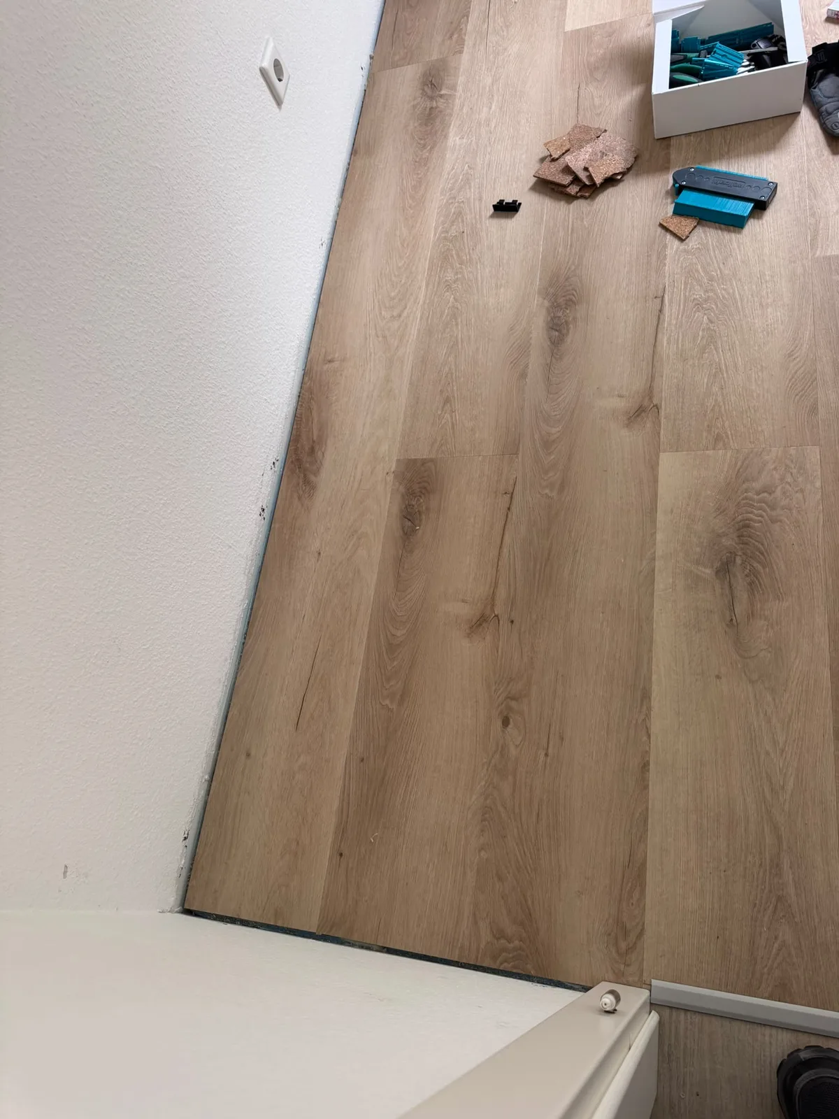 Frisch verlegte Dielen in Eiche-Optik mit umlaufender Bewegungsfuge zur Wand
